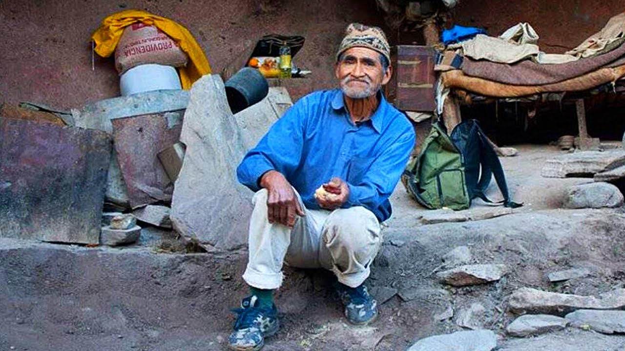 Aburrido del pueblo, decidió vivir en una cueva en las montañas de San Pedro de Colalao