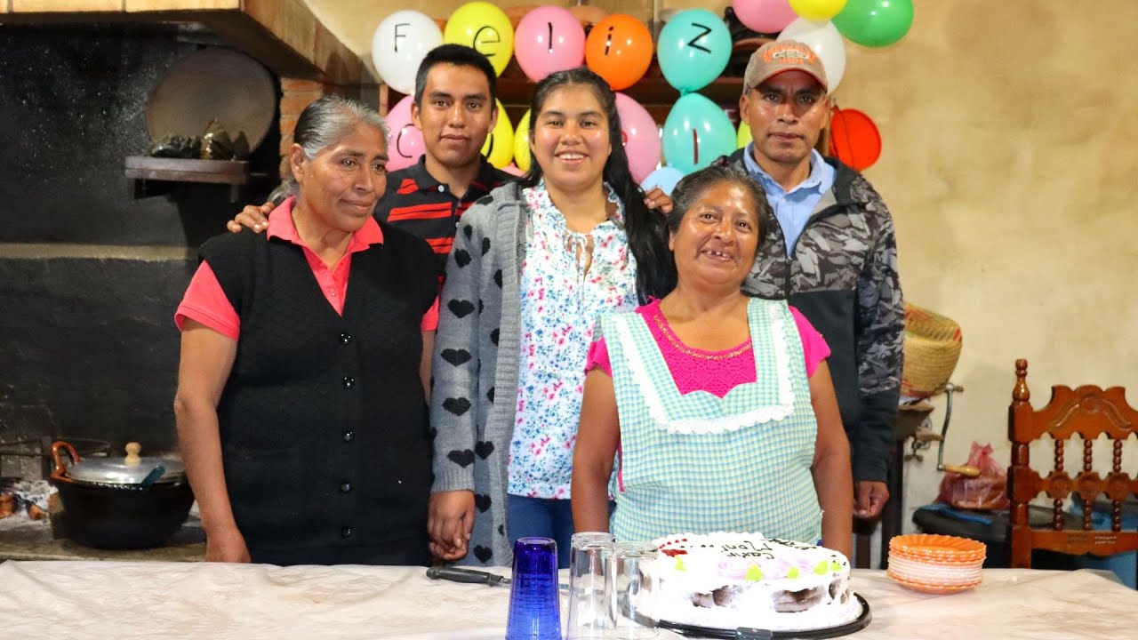 Es el cumpleaños de mi nuera y le preparo un rico mole tradicional de rancho con guajolote