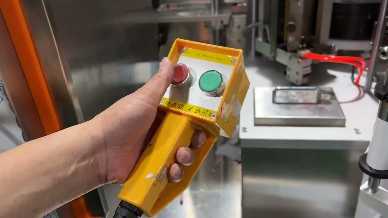 Tutorial video of Automatic hot melt glue labeling machine for plastic bottle