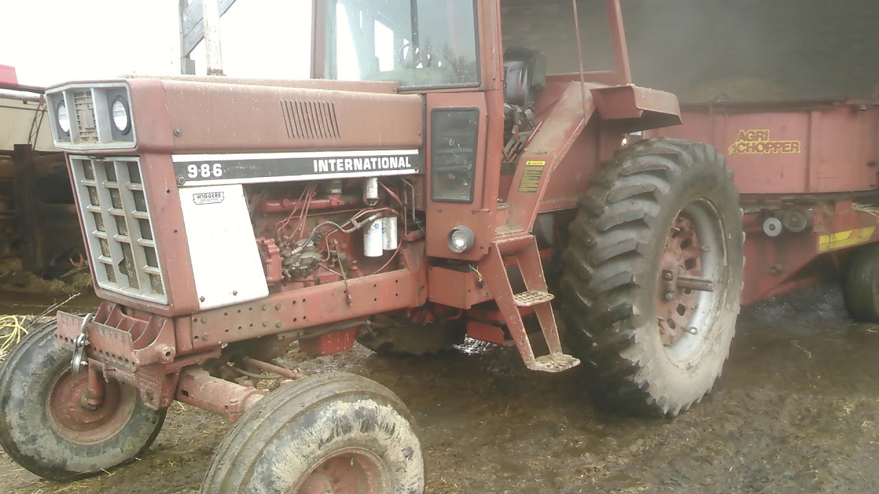 IH 986 and Valmetal 5500 chopping bedding