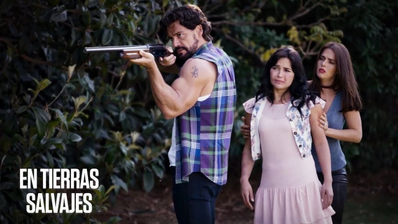 En Tierras Salvajes | Daniel amenaza de muerte a Carlos por defender a Isabel y Elisa