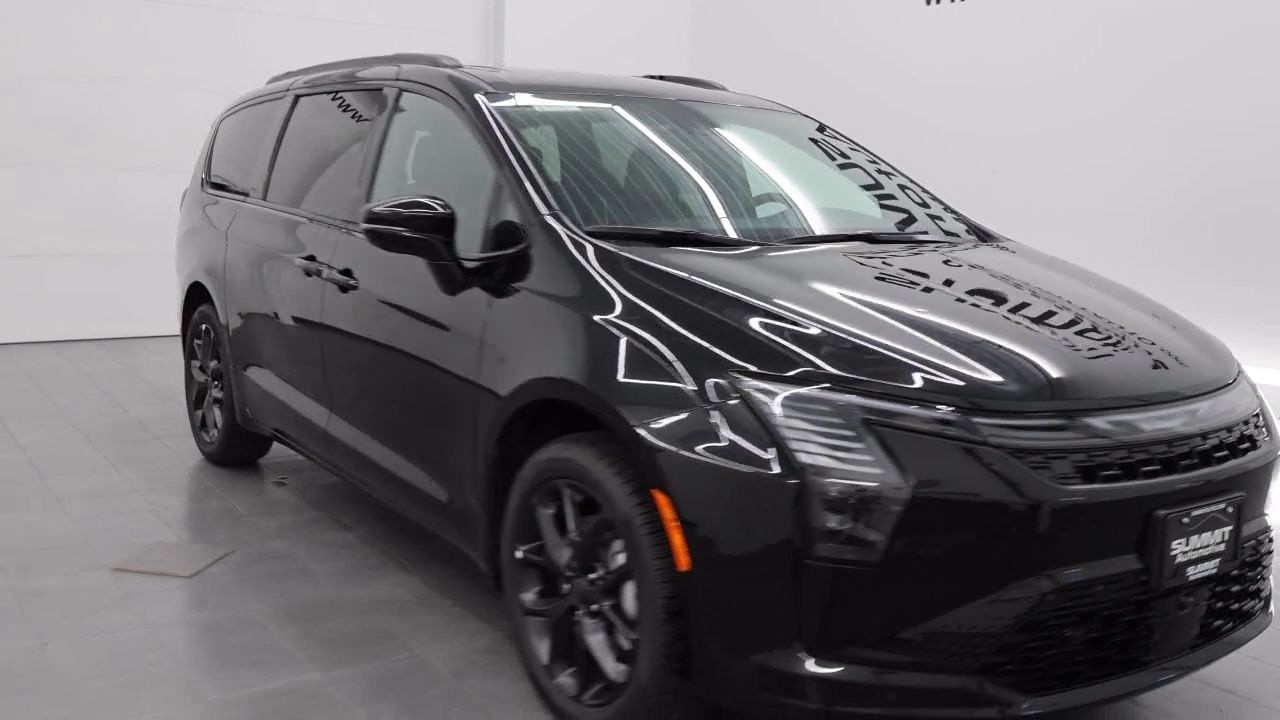 2027 Chrysler Pacifica Limited Diamond Black Crystal Pearlcoat New. walk around for sale in Fond Du