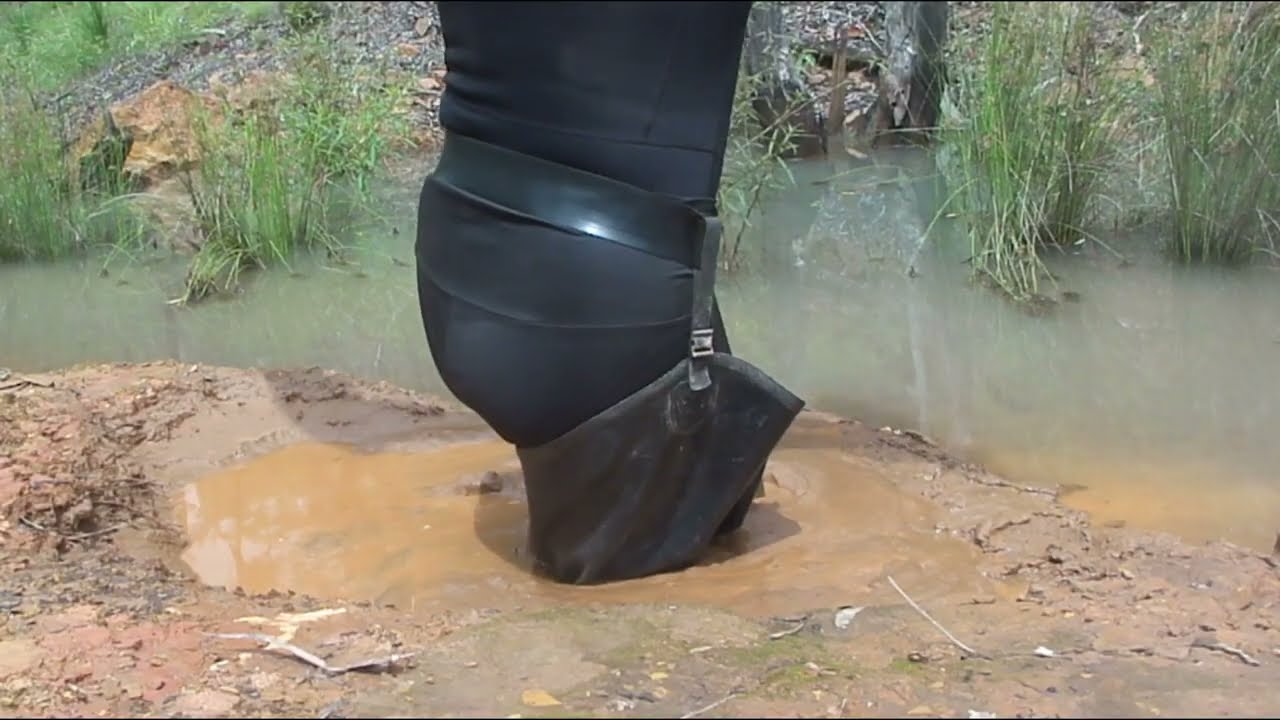 008b Rubber waders sinking and stuck in mud pit