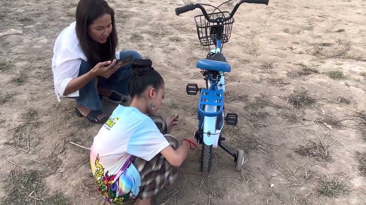 ถอยรถใหม่ให้ธิดาลาว