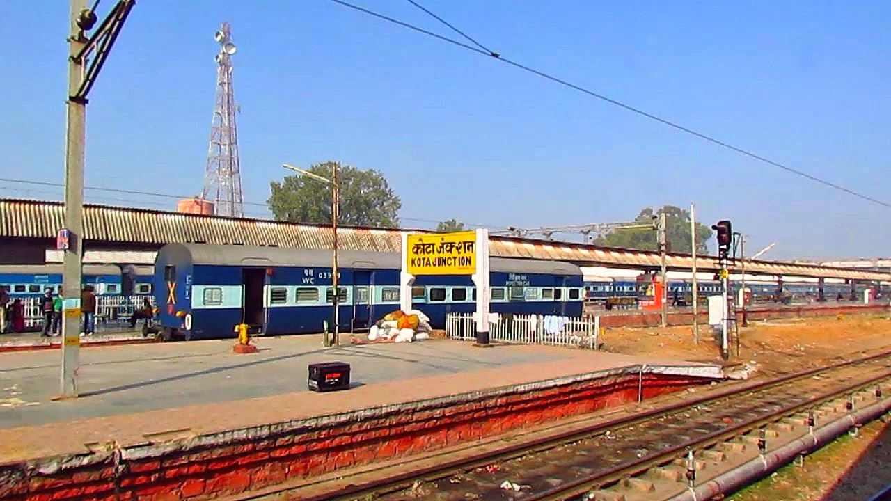 Departing Kota Junction : WDP4 Dayodaya Express overtakes WAP4 Garbha Express
