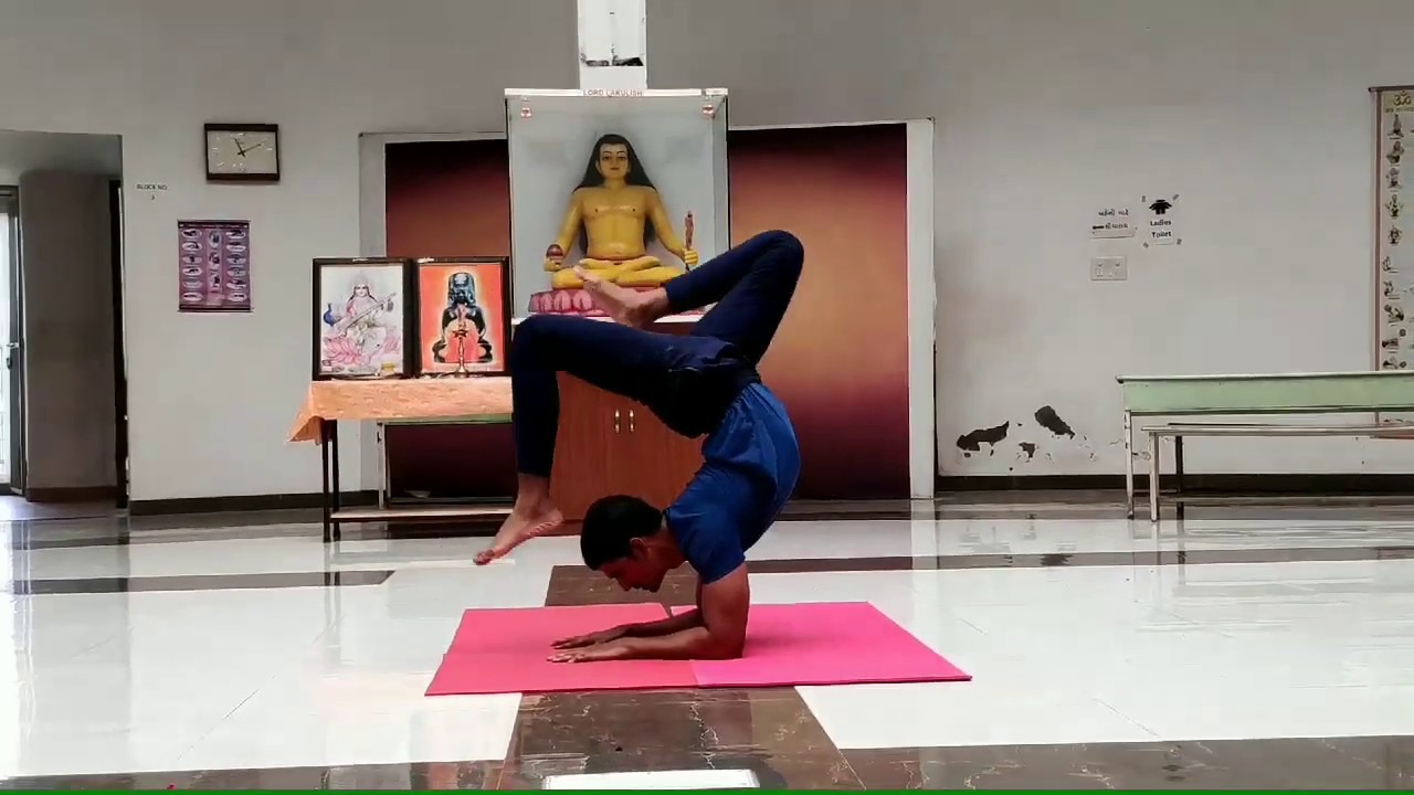 Solo artistic yogasana performance by Vijay Gupta | Lakulish Yoga University