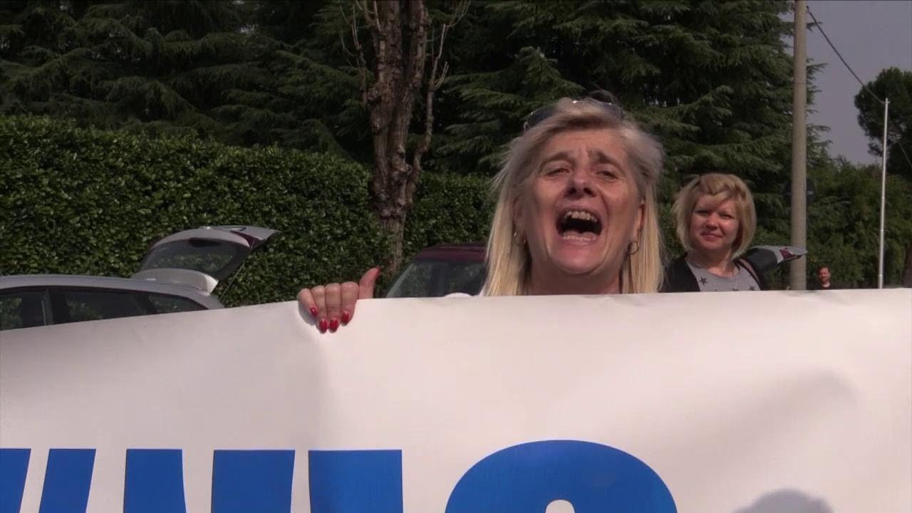 Arcore, fan di Berlusconi canta scatenata al vertice del centrodestra: 