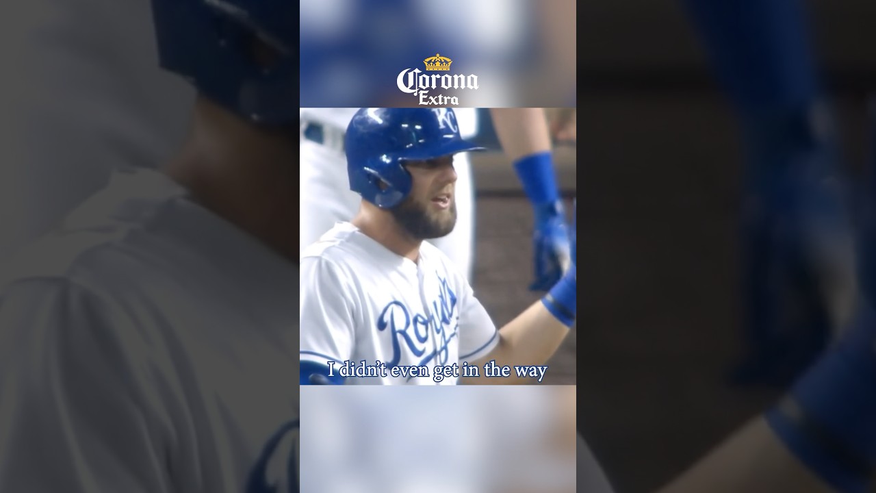 Catcher's hand left bloody after hitting the bat while throwing, a breakdown