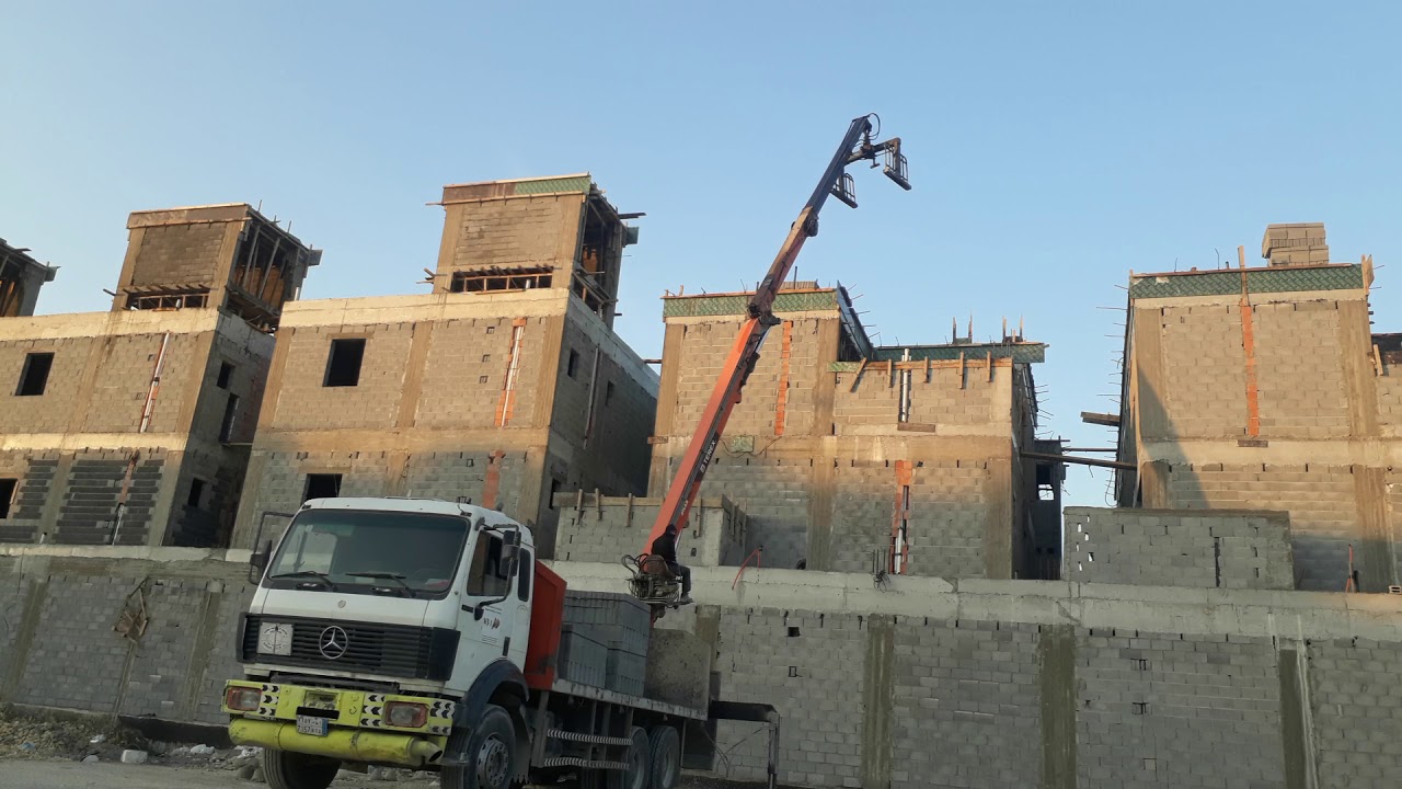 CRANE ATLAS 250.1 UNLOADING 4RTH FLOOR..ofw from saudi arabia.