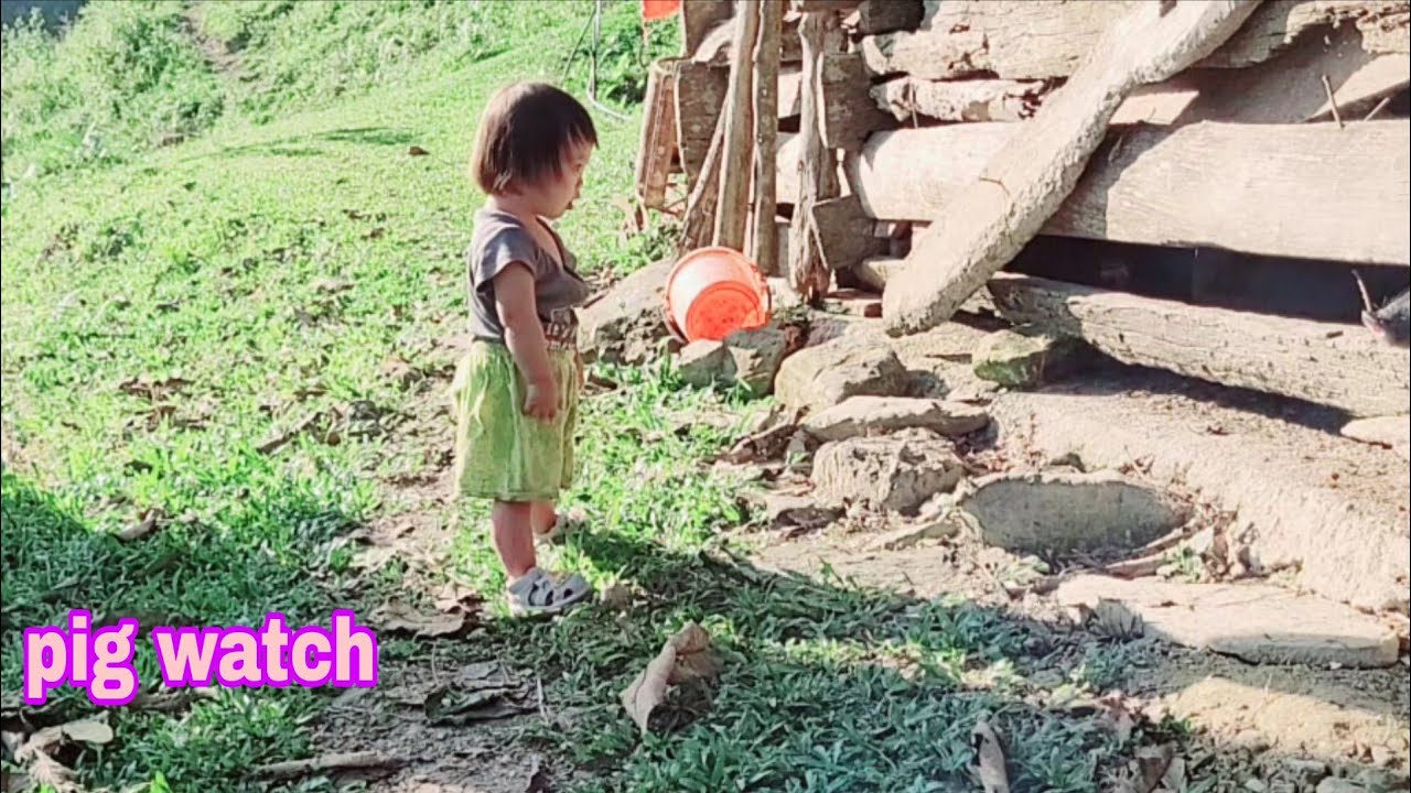 The difficult life of a single mother and child every day