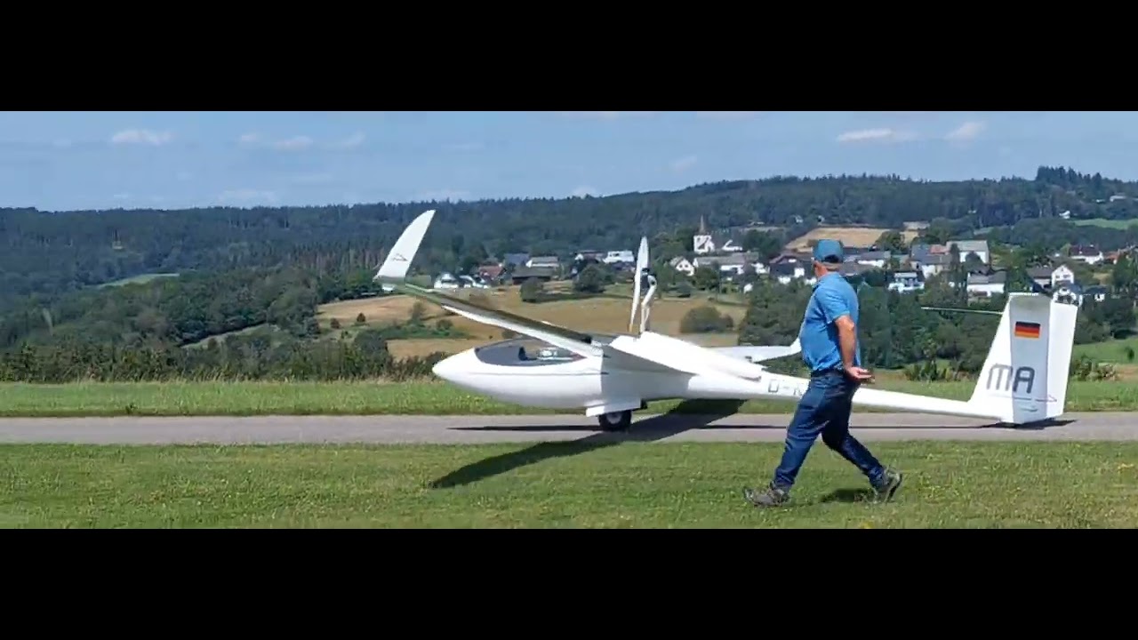 Start eines Motorseglers AS 34 ME aus dem Hause Schleicher - SFG Wershofen am 6. August 2024