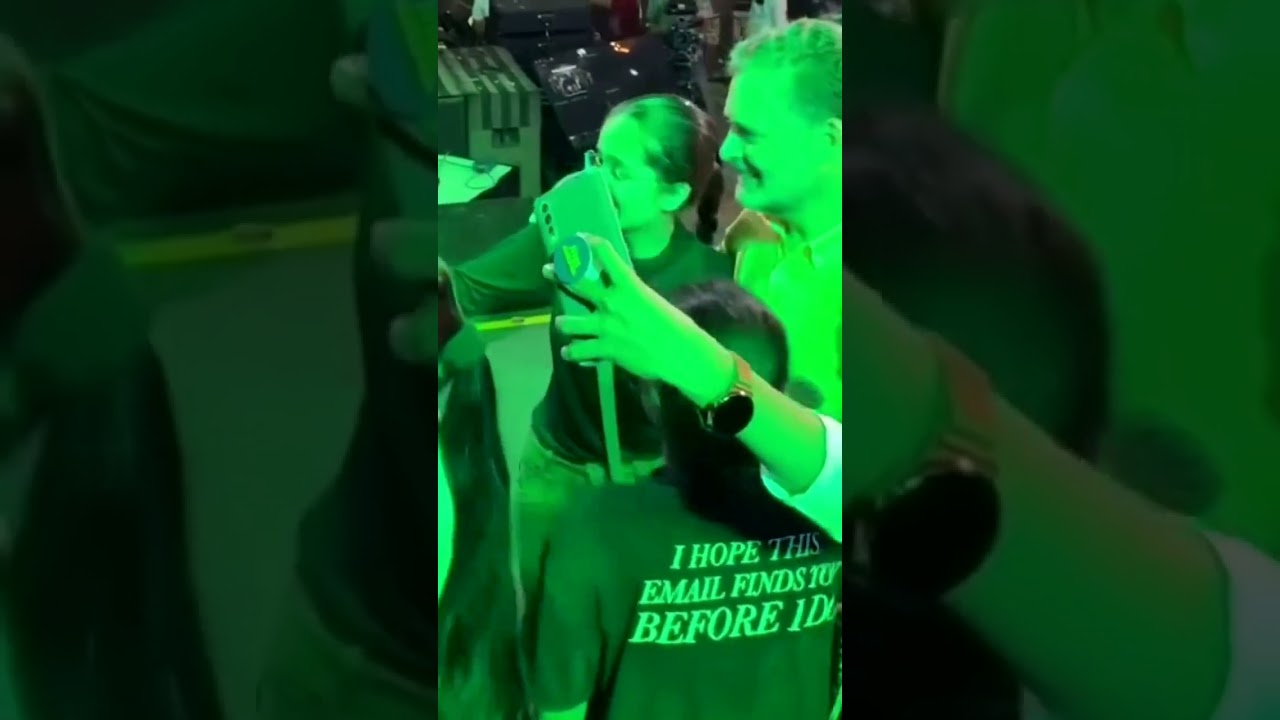 Rahul Gandhi Kissed by Student ❤️in Pune | Viral Video