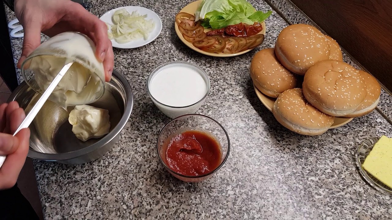 Vegani&scaron;ki mėsainiai be mėsos - veganų &scaron;alies patiekalas