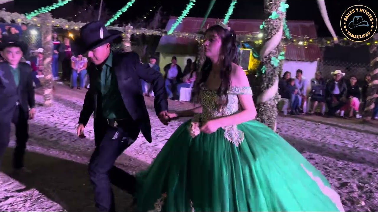 Quinceañera Andrea bailando con sus chambelanes 