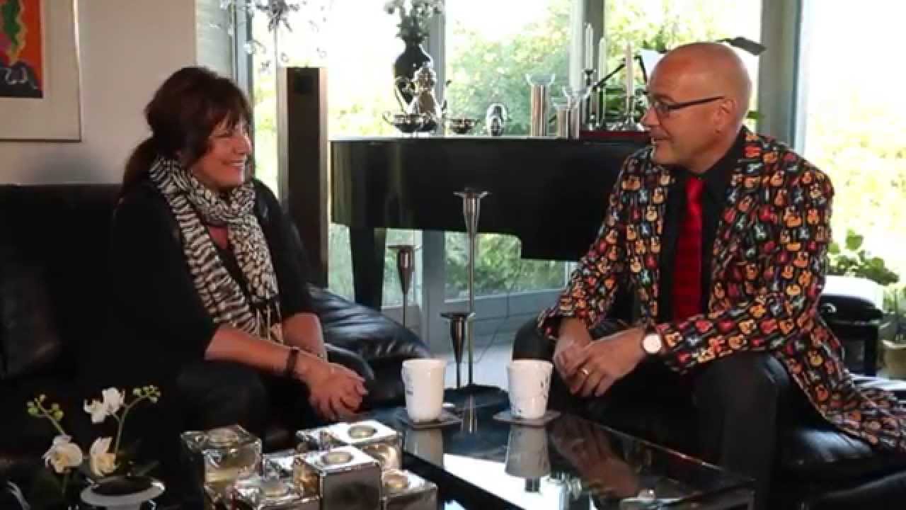 Kirsten Siggaard taler og synger med Johan Isbrand fra Familie Journal