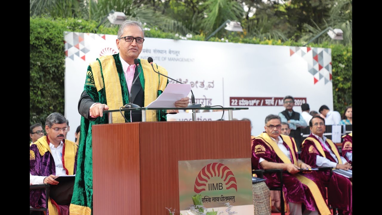 Dr. Devi Prasad Shetty, Chair, BoG, IIMB, addresses the students at the 44th Convocation