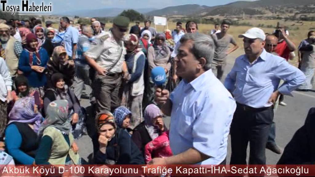 AKBÜK KÖYÜ D-100 KARAYOLUNU TRAFİĞE KAPATTI
