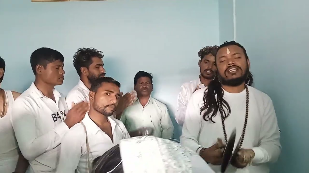 सतधारीगुरु, गुरु सोमेश बाबा जी के द्वारा न्यू स्वेतगद्दीआसन स्थापित करके आरती भजन गाते हुए 🏳️🙏