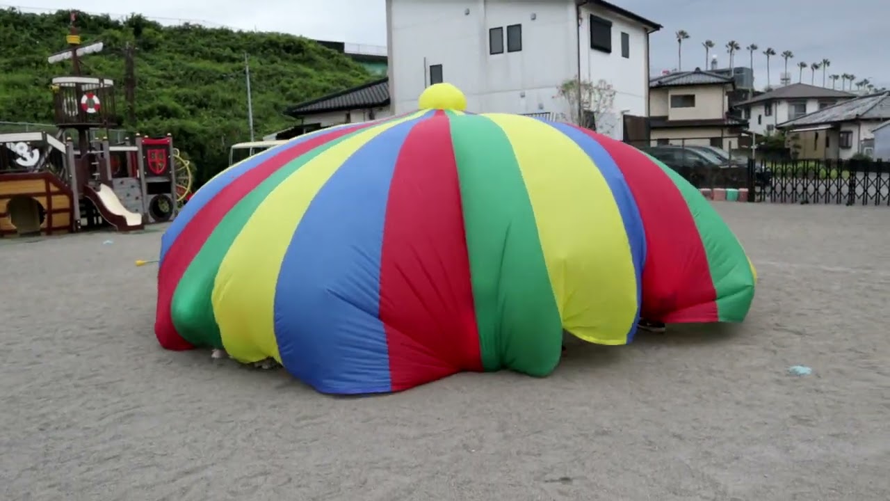 せいぐう保育園　令和５年度　運動会練習風景９：バルーン（さくら、ふじ組）