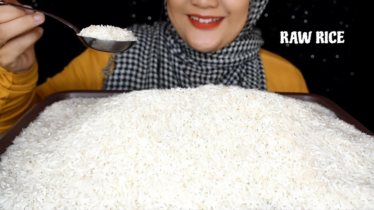 ASMR RAW RICE EATING|| RAW RICE ||MAKAN BERAS MENTAH PAKE CENTONG
