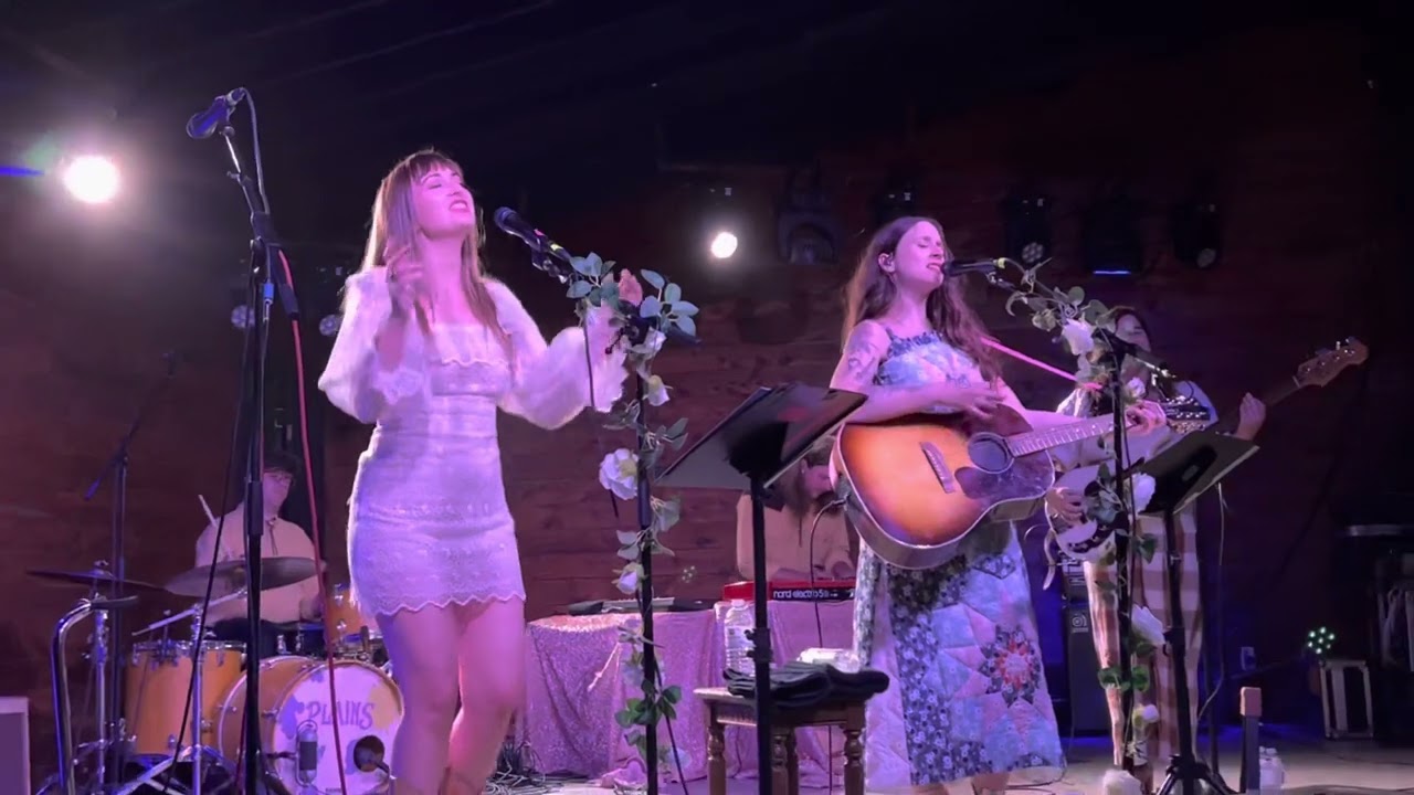 Waxahatchee (Plains) — Lilacs LIVE @ Scoot Inn, Austin, TX (11/01/2022)