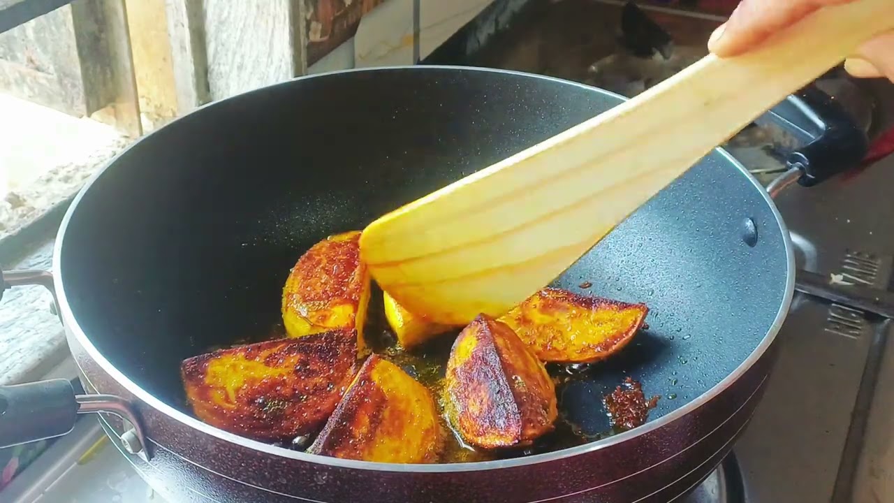 নিরামিষ বেগুনের তরকারি খেতে খুব মজা।