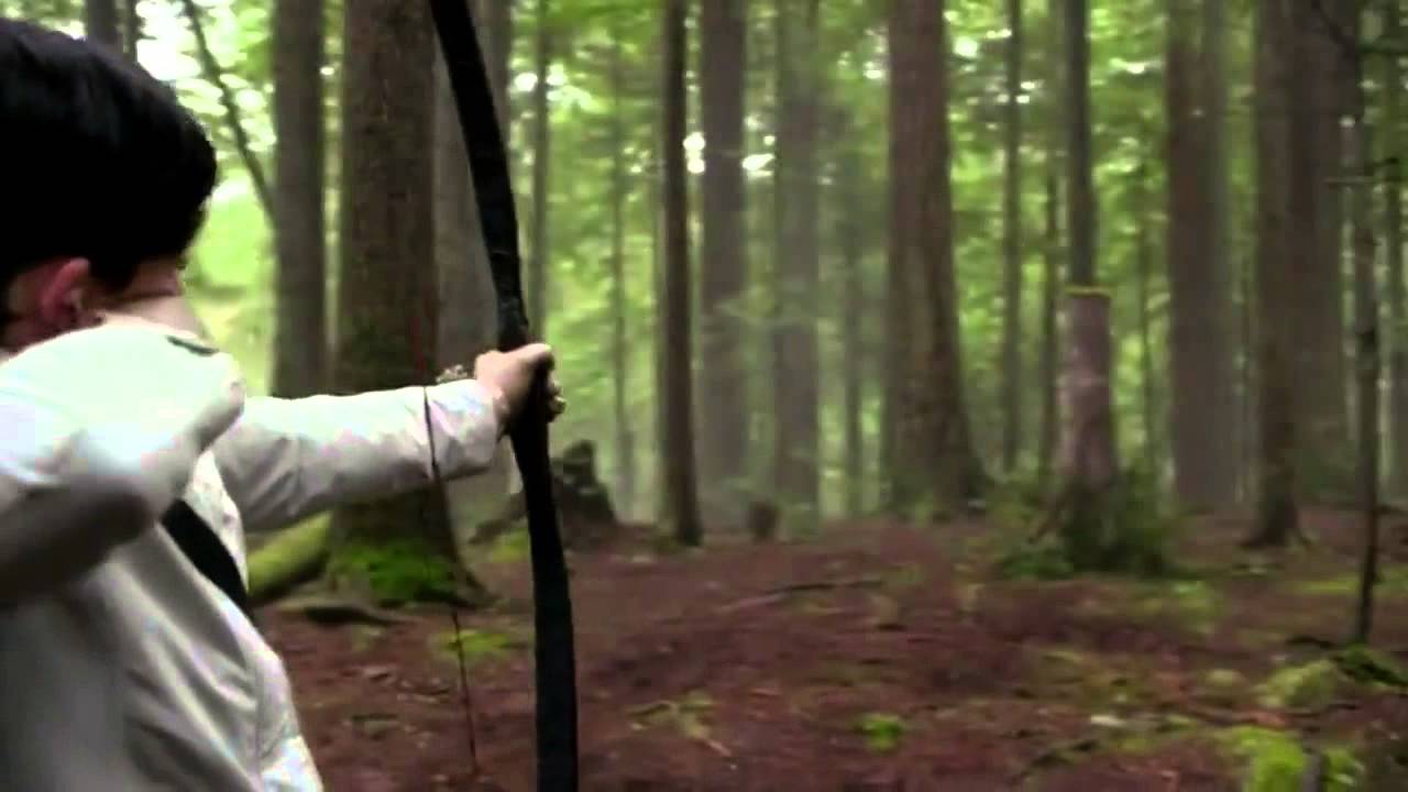 Once upon a time s02e18 Snow accidentally hits August when shotting arrows