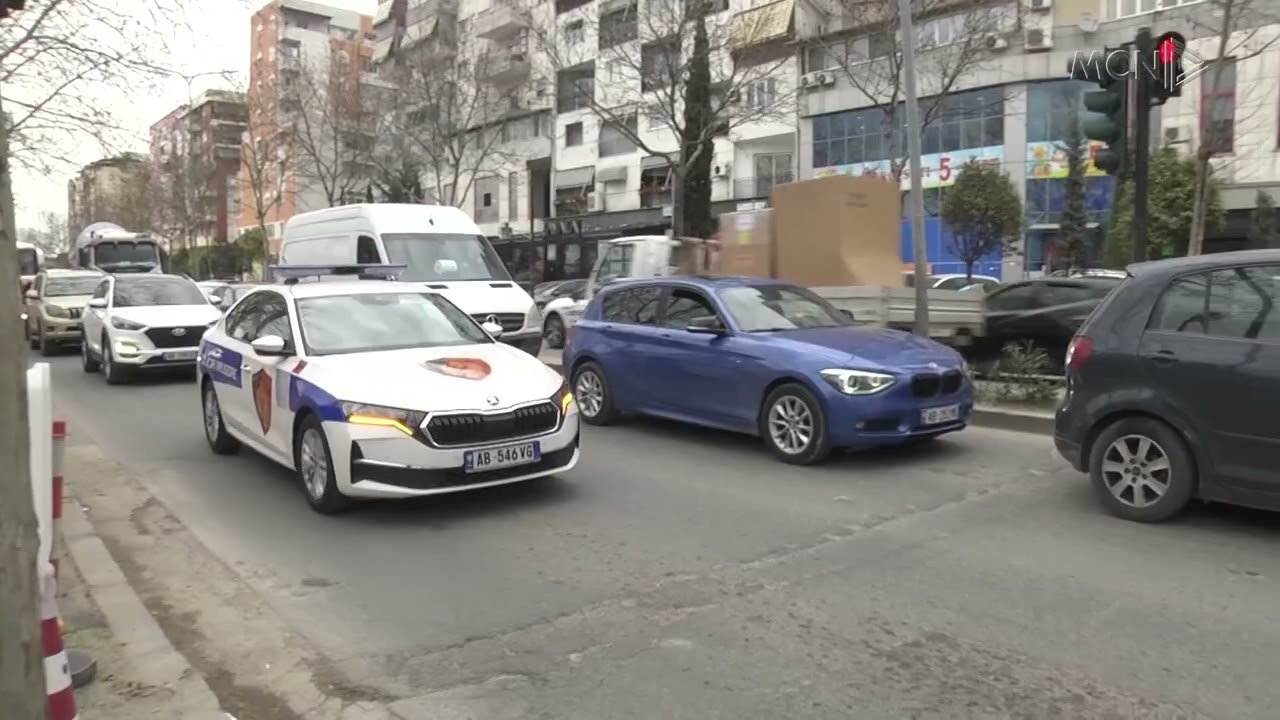 Përplas 7-vjeçarin dhe largohet/ I mituri ndërron jetë në spital, drejtuesi i automjetit në kërkim