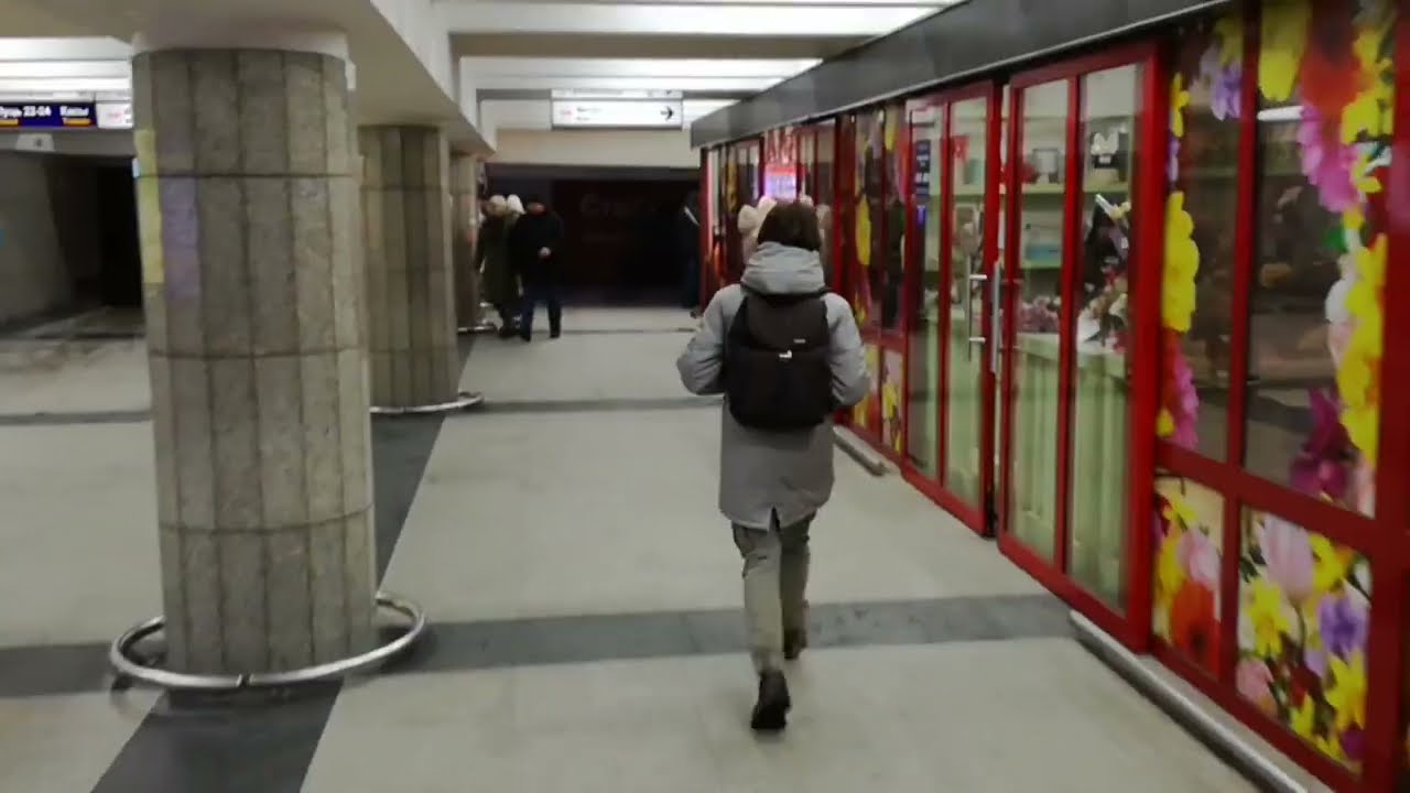 Захожу на станцию метро Площадь Ленина со стороны железнодорожного вокзала