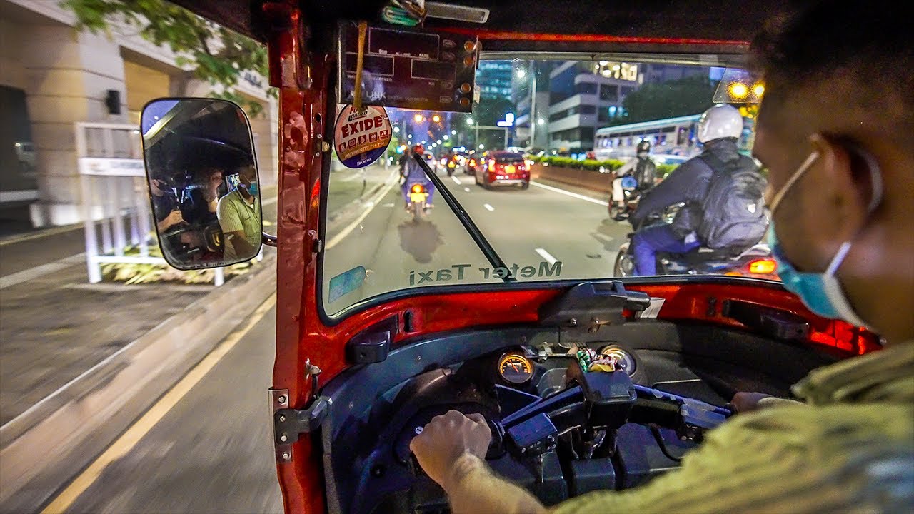 TukTuk night ride in Colombo, Sri Lanka | We resisted heroically to his SCAM attempts!