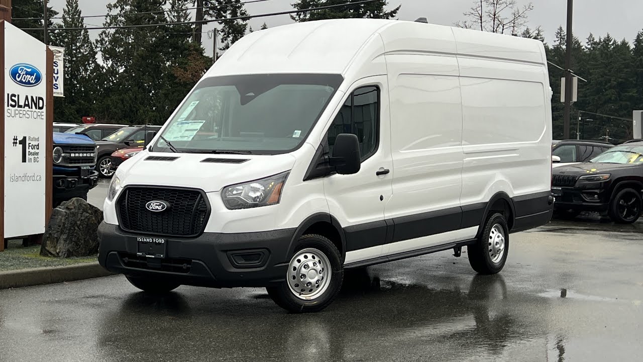 Обзор Ford Transit 350 HR Cargo 2026 года с кондиционером, буксировочными крюками и камерой задне...