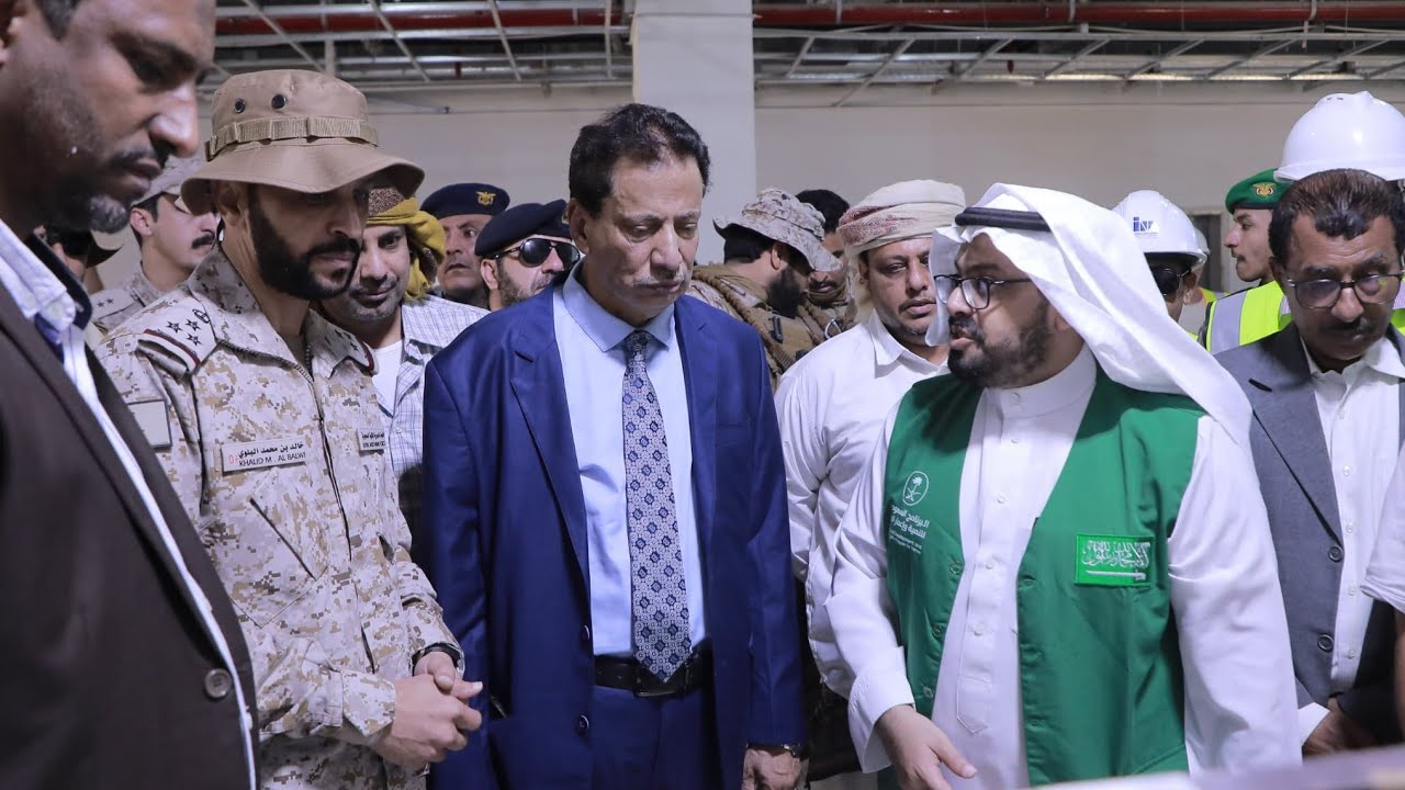 محافظ المهرة يتفقد العمل بمشروع مدينة الملك سلمان الطبية ويشيد بدعم المملكة للمحافظة واليمن عامة