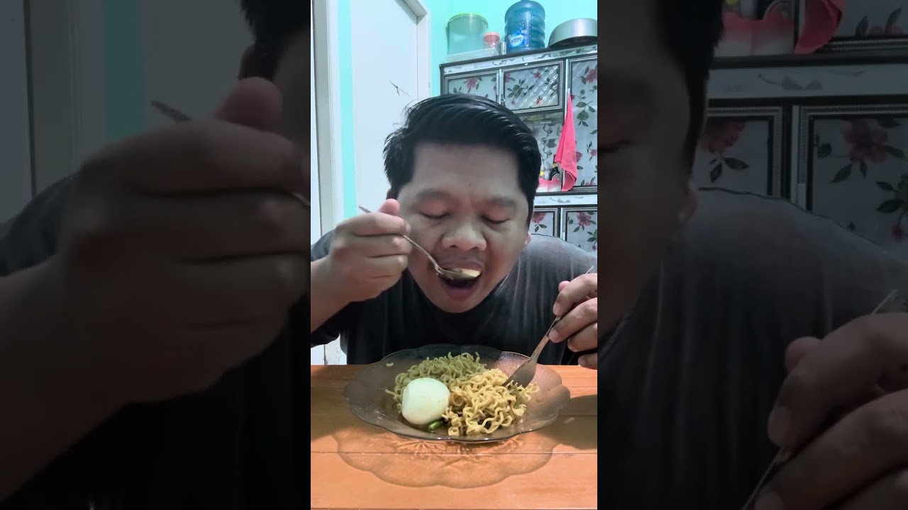Makan mie dengan porsi secukupnya kanti sebelum besok puasa