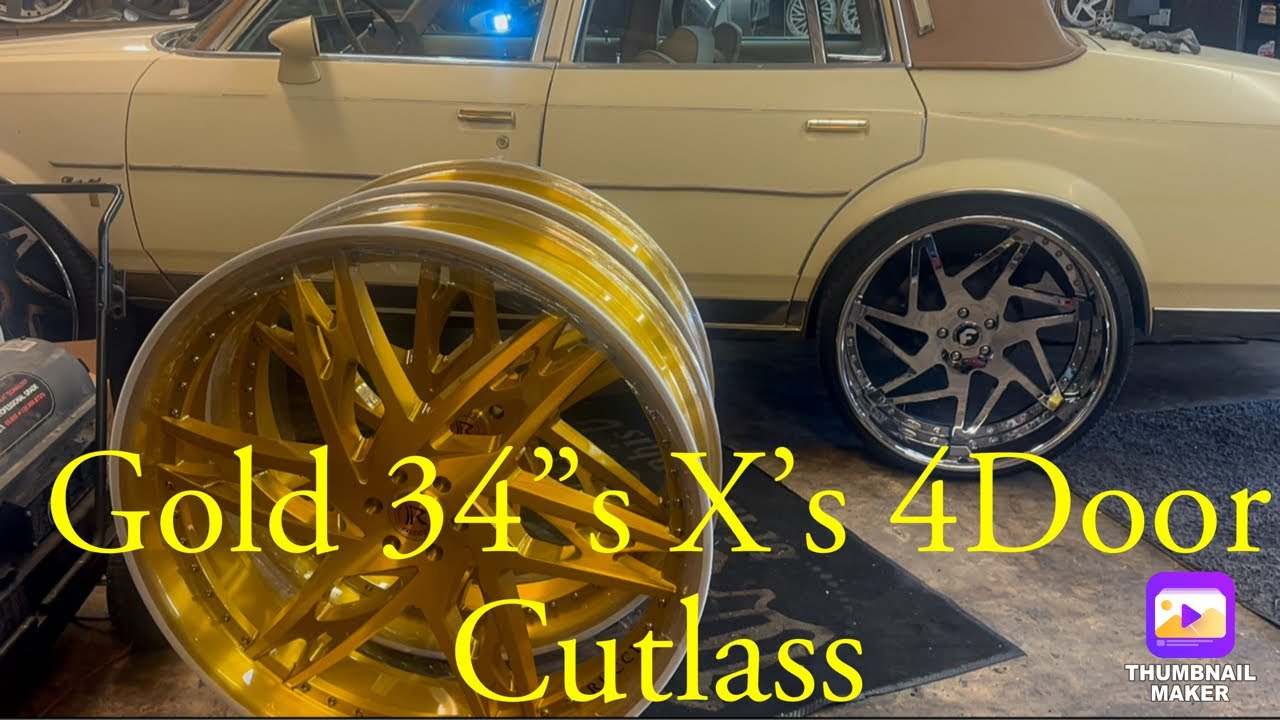 Золотистые 34-дюймовые диски на четырехдверном Cutlass в Мемфисе, штат Теннесси.