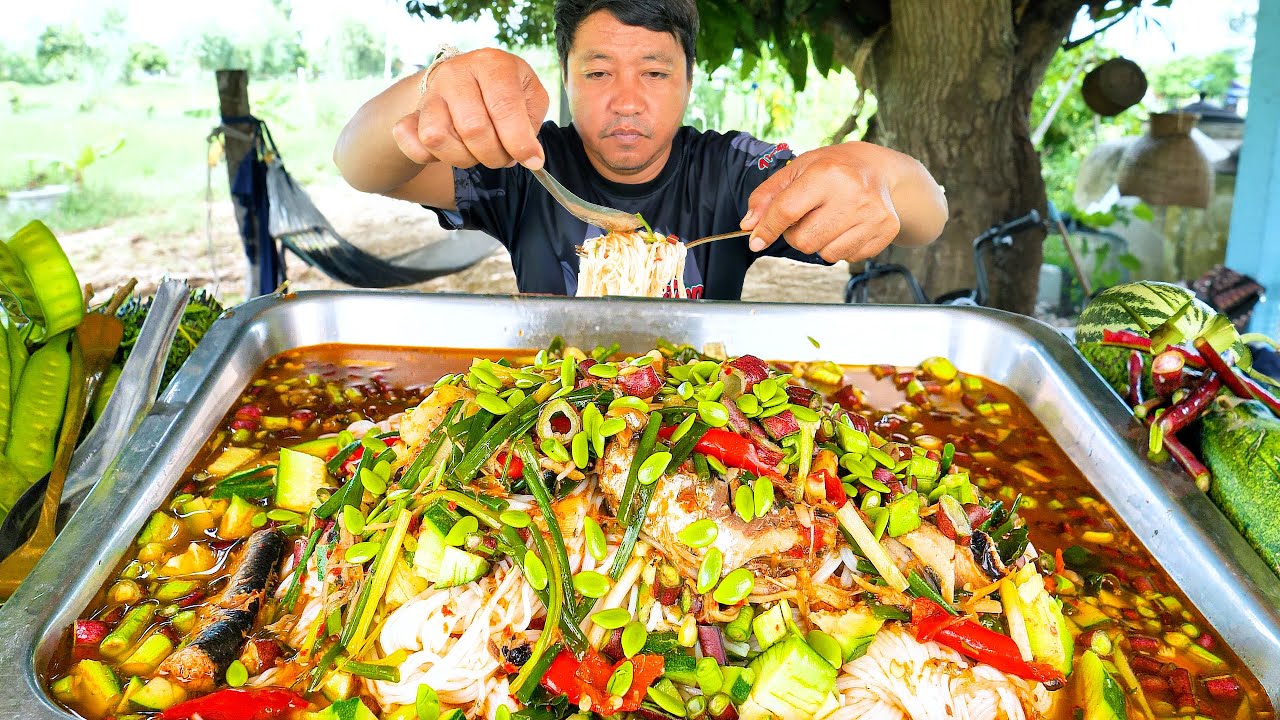 ข้าวปุ้นน้ำยาปลากระป๋อง ซดกินฮ้อนๆรสชาติแซ่บเข้มข้น