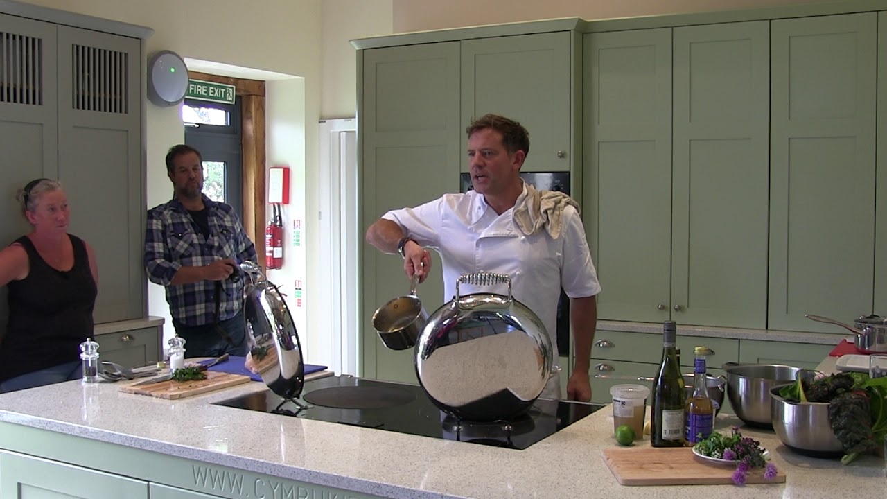 Matt Tebbutt demonstrates the ESSE 990 EL Electric Range Cooker