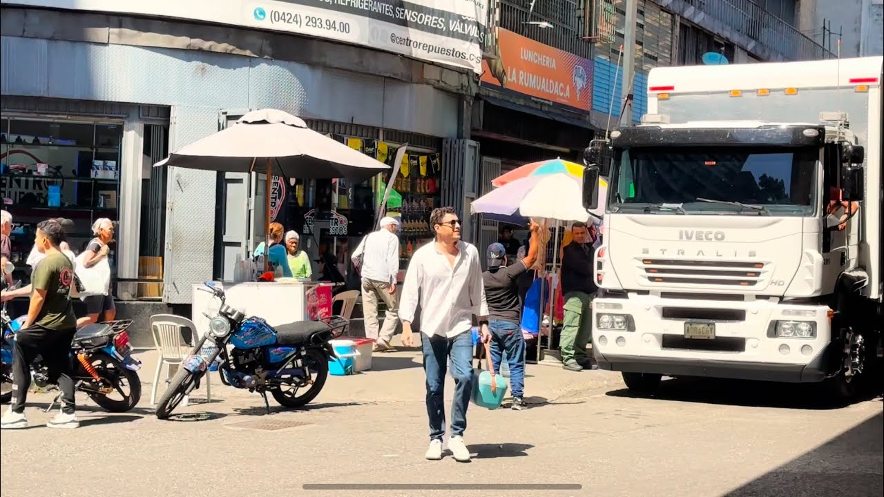 Una buena sopa bajo  el puente de Fuerzas Armadas en Caracas.