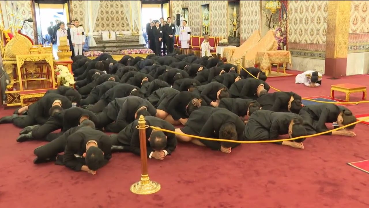 ประชาชนเข้ากราบถวายบังคมพระบรมศพฯ  สมเด็จพระนางเจ้าสิริกิติ์ พระบรมราชินีนาถ พระบรมราชชนนีพันปีหลวง