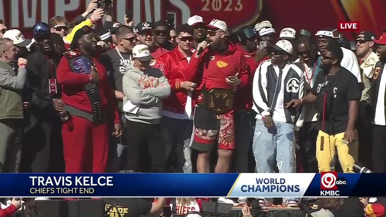 Chiefs tight end Travis Kelce speaks, sings with teammates at rally