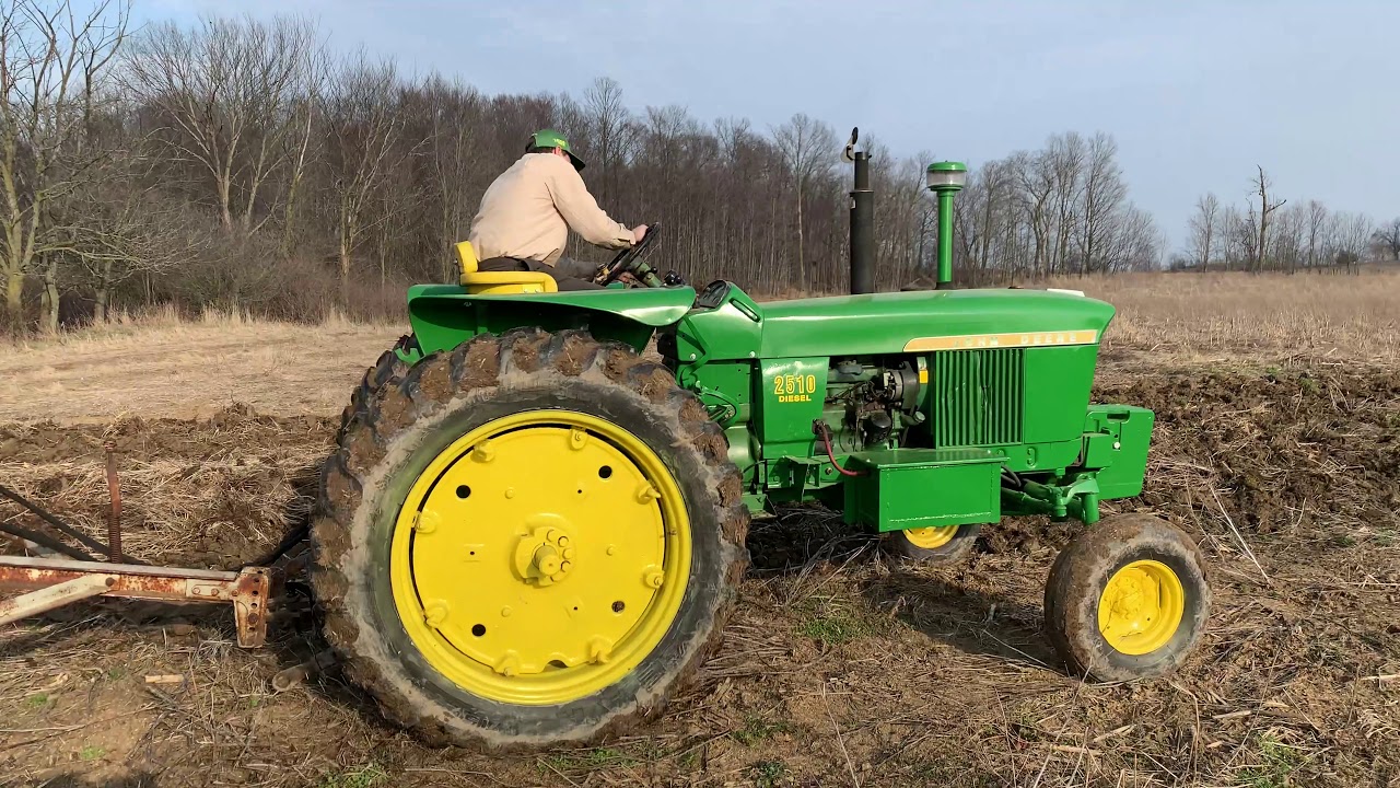 Working the John Deere 2510 with the Chisel Plow