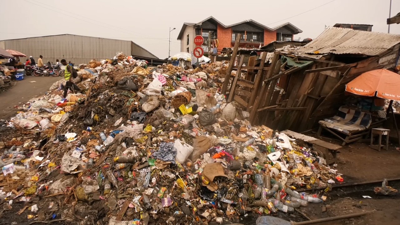 DOUALA : REPORTAGE DANS UNE VILLE EN CRISE DE BACS À ORDURES