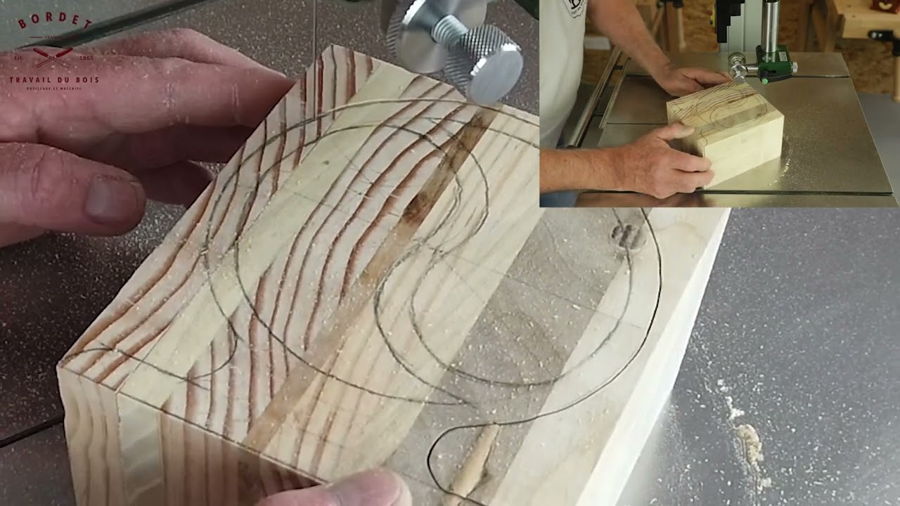 Une boîte chantournée avec une scie à ruban.