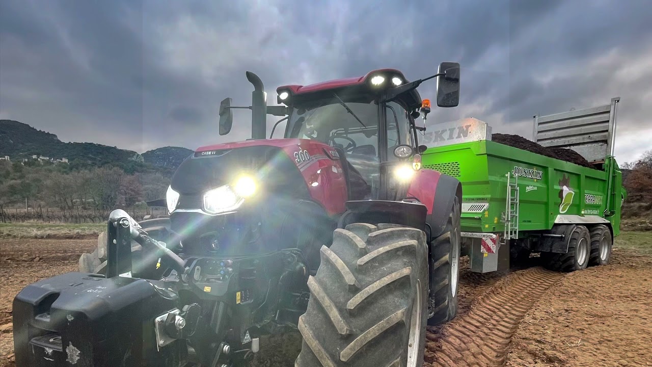 Case Ih Optum 300 with Joskin Ferti-Space 2 à l’épandage de compost