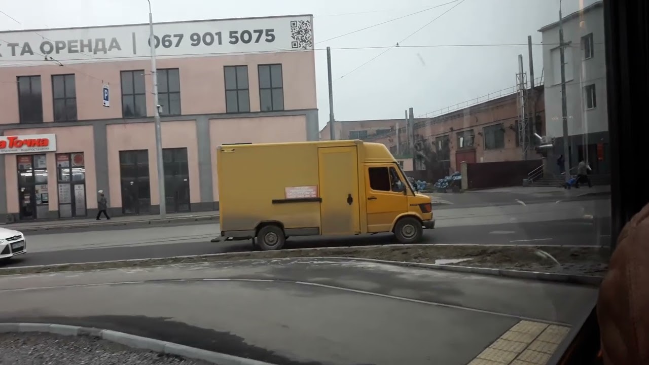 Поїдка вагоном Ве 4/6 Tram2000 по одній з вулиць міста