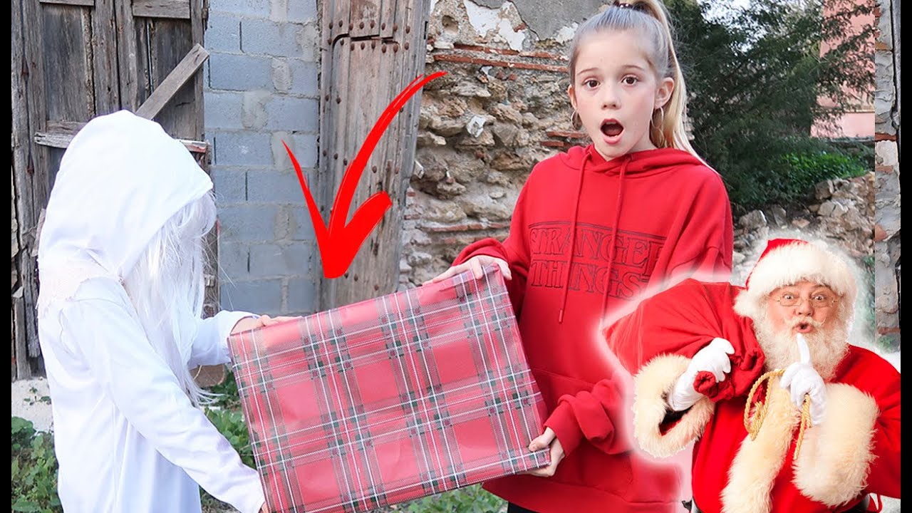 LA NIÑA MISTERIOSA SIN ROSTRO ABRIENDO REGALO DE PAPÁ NOEL REACCIÓN INESPERADA DANIELA SE ASUSTA