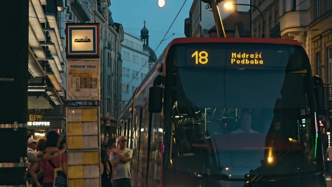 Tourists in Prague 🇨🇿 4K HDR, documentary film photography in Czech. Film dokumentalny. Visit Prague