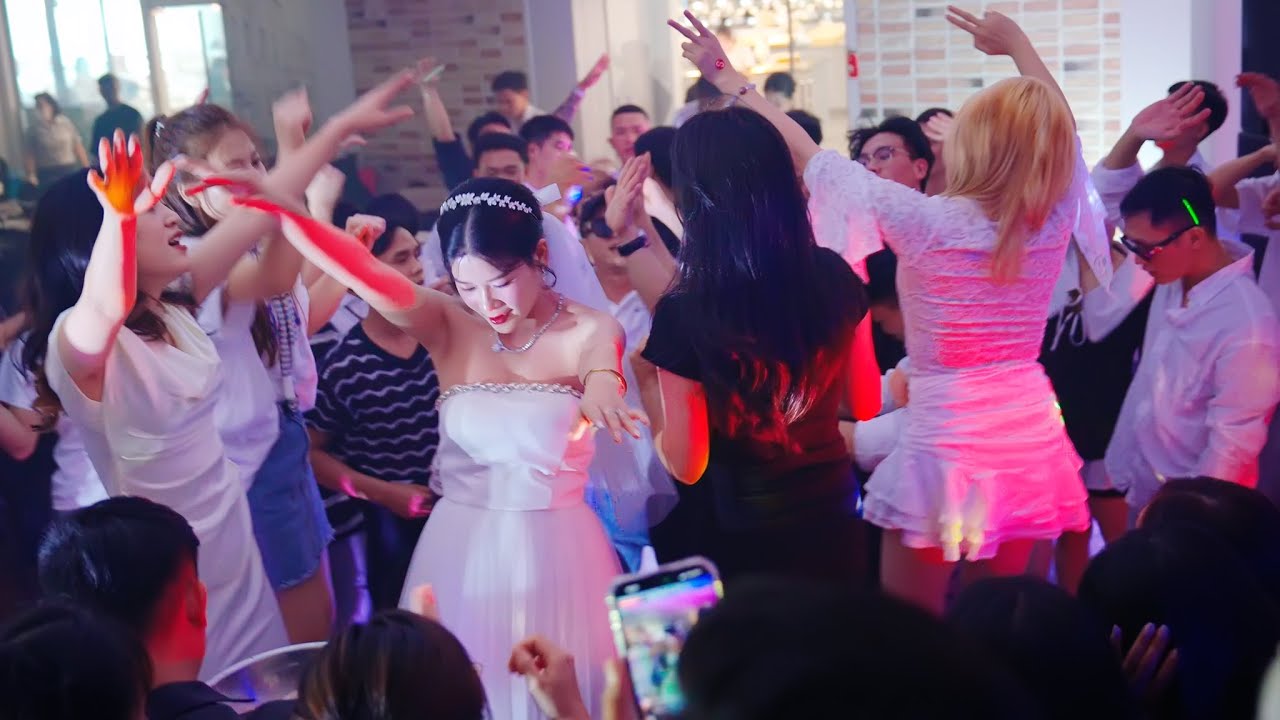 Cô Dâu phải kéo váy liên tục vì nhạc quá sung || Quẩy muốn rớt cái váy 😆 😆😆