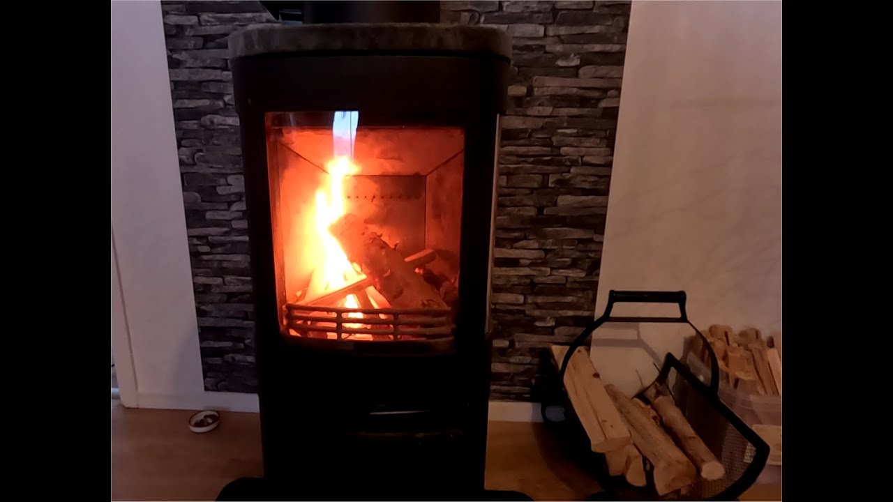 Sotar braskaminens skorsten. Sooting the chimney of the wood stove.