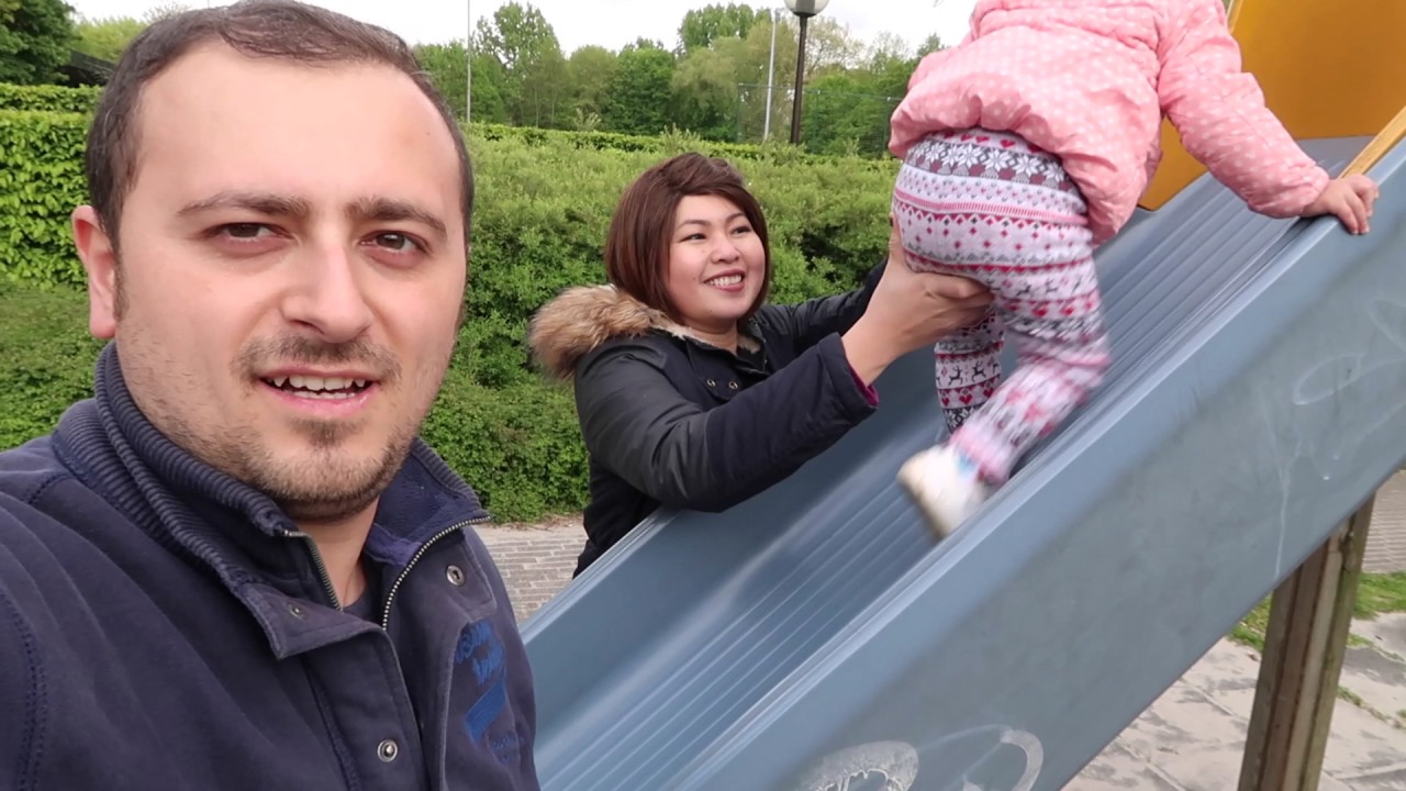 Bébé spiderman grimpe un toboggan géant 😱