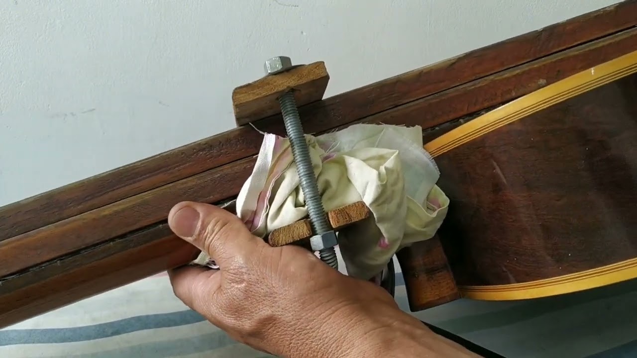 Violão com braço empenado